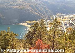 Vista de San Martín de los Andes a orillas del lago Lácar