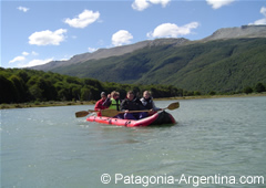 Canoas navegando por el canal Beagle