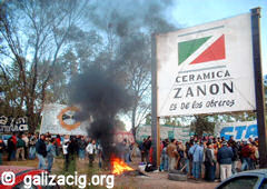 Obreros de Zanón resistiendo a intento de desalojo