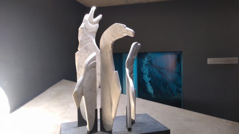 Escultura de un pingüino construida en mármol de Carrara, de 1,70 metros de altura.