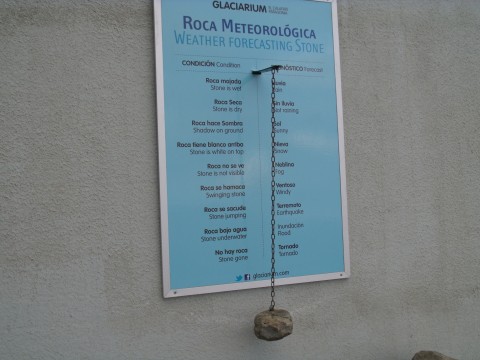 Roca meteorológica en la entrada de Glaciarium Museo de Hielo
