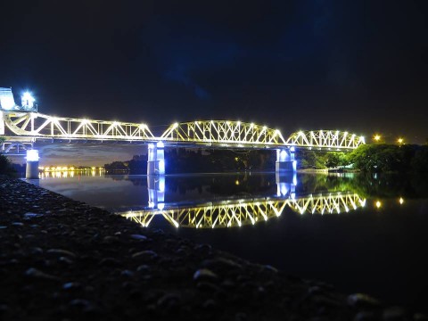 El viejo Puente Ferrocarretero, restaurado e iluminado