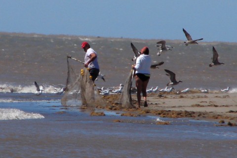 Pescadores en la desembocadura del Río Negro