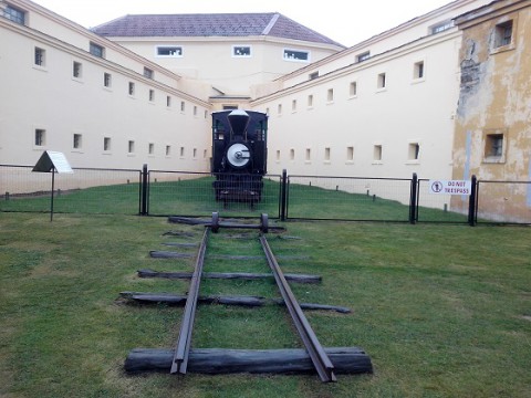 Parte de los rieles originales y una de las locomotoras - Museo del Presidio