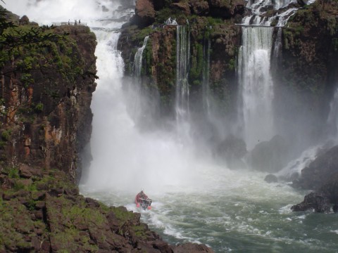 Navegación Aventura Náutica, para acercarse a las Cataratas - Foto Patagonia Argentina