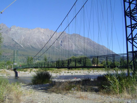 Puente sobre el río Quemquemtreu - El Bolsón - Patagonia Argentina - Foto: Andrés Pappatico