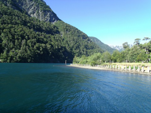 Navegación por uno de los brazos del Lago Nahuel Huapi