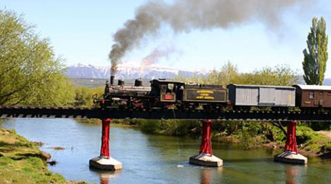 La Trochita sobre el puente del Río Chubut - Foto: patagoniaexpress.com