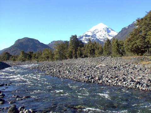 El río Chimehuin con el Volcán Lanín el fondo - Junín de los Andes - Patagonia Argentina