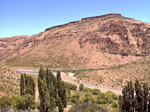 Confluencia de los ríos Neuquén y Varvarco - Patagonia Argentina