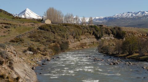 Caminata a la orilla del río en Los Antiguos - Foto: losantiguos.tur.ar