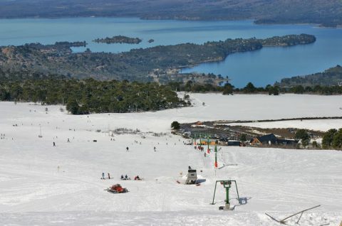 Vista invernal: Parque de nieve Batea Mahuida - Foto: cerrobateamahuida.com