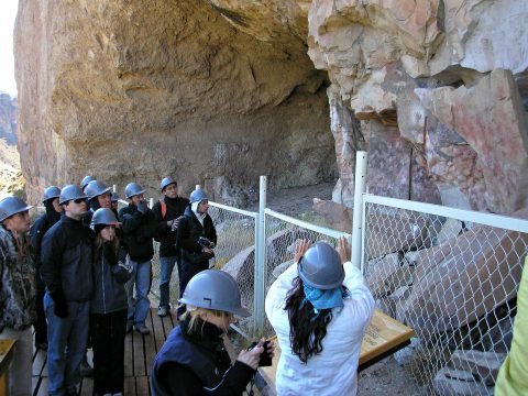 Explicaciones frente a la Cueva de las Manos - Foto: wikipedia.org