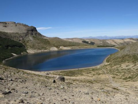 Laguna del cráter del volcán Batea Mahuida - Foto: www.villapehuenia.gob.ar