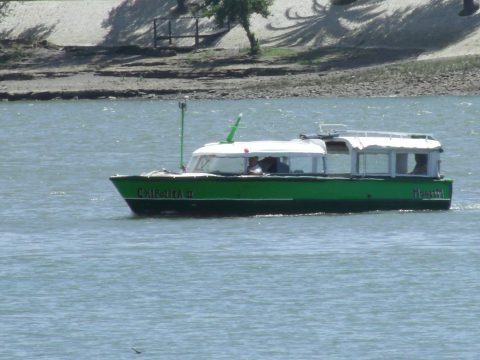 Lancha de pasajeros entre Viedma y Patagones - Patagonia-argentina.com