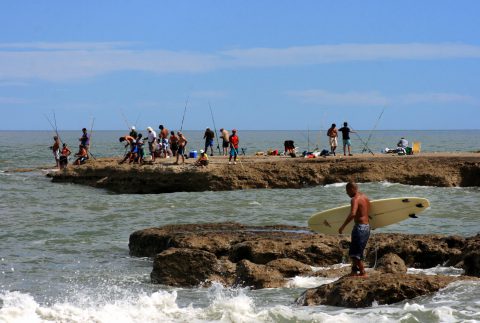 Pescando en El Espigón- Foto: Turismo Municipalidad de Viedma