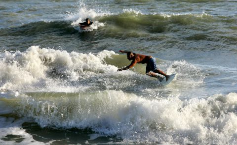 Surf en El Espigón Foto: Turismo Municipalidad de Viedma