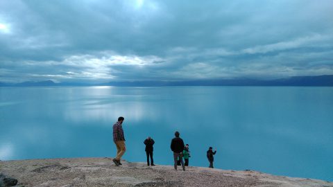 Parte de nuestro grupo, extasiado frente al lago Argentino.